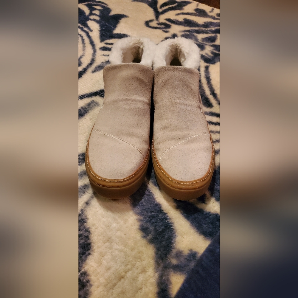 TOMS leather pull on ankle bootie size 9